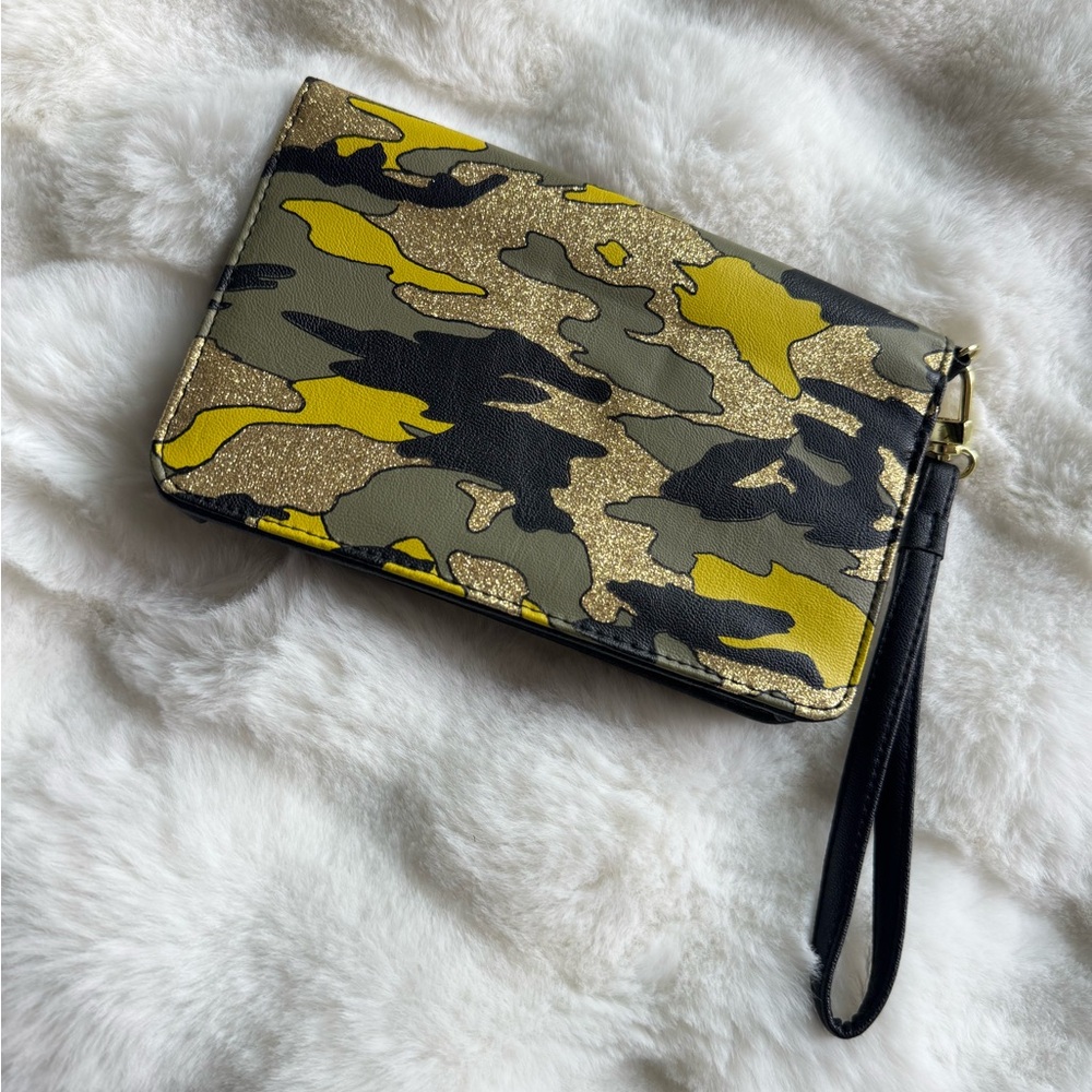 BETSEY JOHNSON Camouflage Wristlet Wallet - Picture 4 of 4